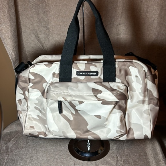 Tommy Hilfiger Camouflage Tan Duffle/Weekender bag - Picture 1 of 8